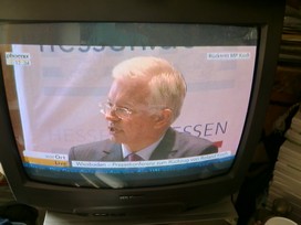 Klausens FOTO live (am Fernseher) von der Pressekonferenz Roland Koch 25. Mai 2010, bei der er seinen Rcktritt als Ministerprsident von Hessen bekanntgibt.