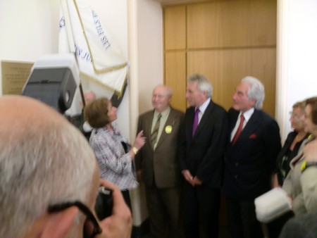 Beate und Serge Klarsfeld und andere und Medien unmittelbar nach der Enthuellung der Gedenktafel zum Lischka-Prozess im Gericht in Köln am Appellhofplatz im Eingang zum Saal 101, in welchem der Prozess stattgefunden hat. Foto von Klausens, 28.5.2010. Copyright