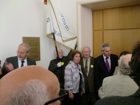 Beate und Serge Klarsfeld und andere und Medien unmittelbar nach der Enthuellung der Gedenktafel zum Lischka-Prozess im Gericht in Köln am Appellhofplatz im Eingang zum Saal 101, in welchem der Prozess stattgefunden hat. Foto von Klausens, 28.5.2010. Copyright