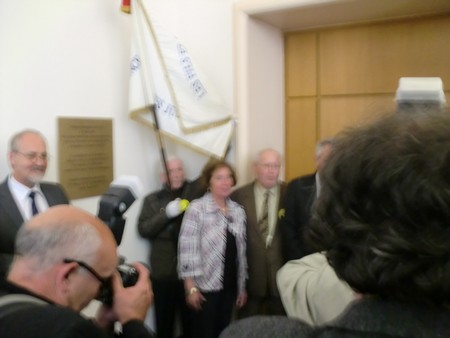 Beate und Serge Klarsfeld und andere und Medien unmittelbar nach der Enthuellung der Gedenktafel zum Lischka-Prozess im Gericht in Köln am Appellhofplatz im Eingang zum Saal 101, in welchem der Prozess stattgefunden hat. Foto von Klausens, 28.5.2010. Copyright