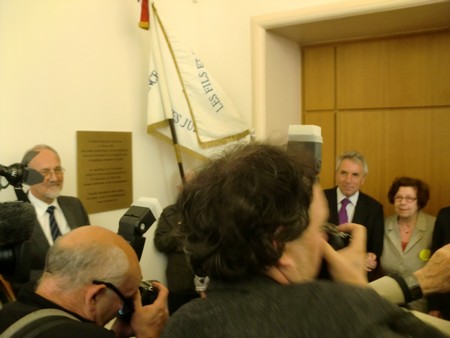 Beate und Serge Klarsfeld und andere und Medien unmittelbar nach der Enthuellung der Gedenktafel zum Lischka-Prozess im Gericht in Köln am Appellhofplatz im Eingang zum Saal 101, in welchem der Prozess stattgefunden hat. Foto von Klausens, 28.5.2010. Copyright