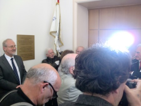 Beate und Serge Klarsfeld und andere und Medien unmittelbar nach der Enthuellung der Gedenktafel zum Lischka-Prozess im Gericht in Köln am Appellhofplatz im Eingang zum Saal 101, in welchem der Prozess stattgefunden hat. Foto von Klausens, 28.5.2010. Copyright