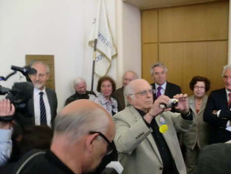 Beate und Serge Klarsfeld und andere und Medien unmittelbar nach der Enthuellung der Gedenktafel zum Lischka-Prozess im Gericht in Köln am Appellhofplatz im Eingang zum Saal 101, in welchem der Prozess stattgefunden hat. Foto von Klausens, 28.5.2010. Copyright