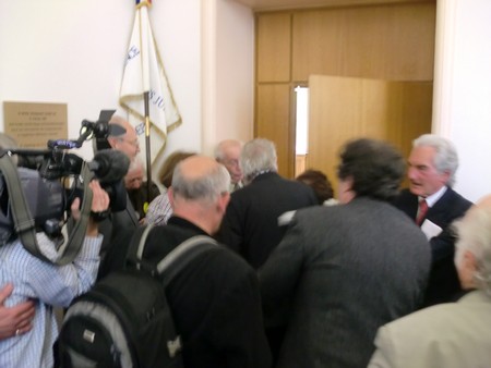 Beate und Serge Klarsfeld und andere und Medien unmittelbar nach der Enthuellung der Gedenktafel zum Lischka-Prozess im Gericht in Köln am Appellhofplatz im Eingang zum Saal 101, in welchem der Prozess stattgefunden hat. Foto von Klausens, 28.5.2010. Copyright