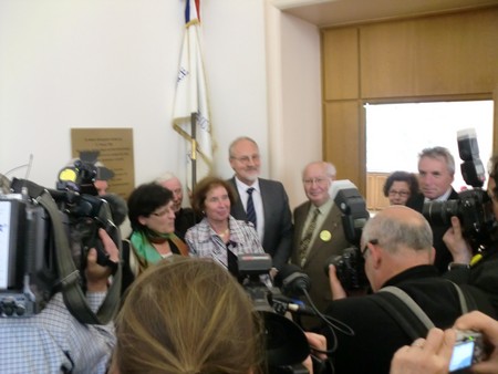 Beate und Serge Klarsfeld und andere und Medien unmittelbar nach der Enthuellung der Gedenktafel zum Lischka-Prozess im Gericht in Köln am Appellhofplatz im Eingang zum Saal 101, in welchem der Prozess stattgefunden hat. Foto von Klausens, 28.5.2010. Copyright