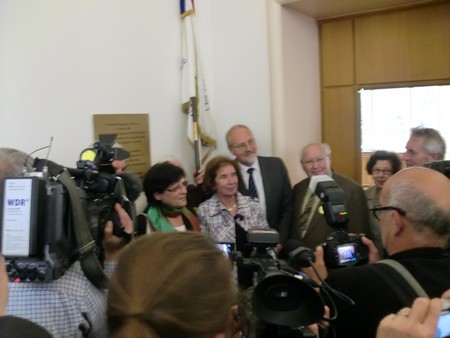 Beate und Serge Klarsfeld und andere und Medien unmittelbar nach der Enthuellung der Gedenktafel zum Lischka-Prozess im Gericht in Köln am Appellhofplatz im Eingang zum Saal 101, in welchem der Prozess stattgefunden hat. Foto von Klausens, 28.5.2010. Copyright