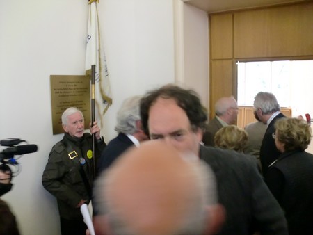 Beate und Serge Klarsfeld und andere und Medien unmittelbar nach der Enthuellung der Gedenktafel zum Lischka-Prozess im Gericht in Köln am Appellhofplatz im Eingang zum Saal 101, in welchem der Prozess stattgefunden hat. Foto von Klausens, 28.5.2010. Copyright