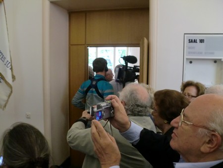 Beate und Serge Klarsfeld und andere und Medien unmittelbar nach der Enthuellung der Gedenktafel zum Lischka-Prozess im Gericht in Köln am Appellhofplatz im Eingang zum Saal 101, in welchem der Prozess stattgefunden hat. Foto von Klausens, 28.5.2010. Copyright